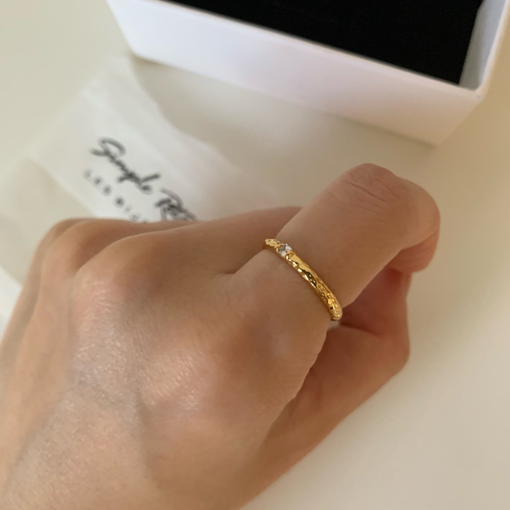 Simple Retro Gold Band Ring with Center Stone - Picture 3 of 4